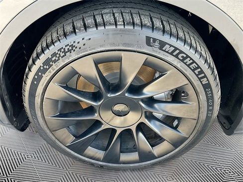 Used 2024 Tesla Model Y Long Range image 30
