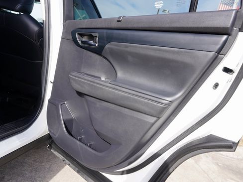 Used 2023 Toyota Highlander XLE image 23