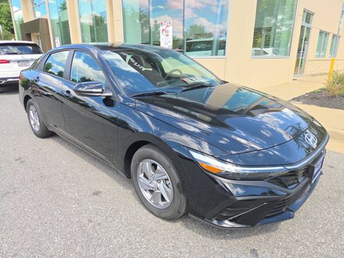 Certified 2025 Hyundai Elantra SE FWD image 1