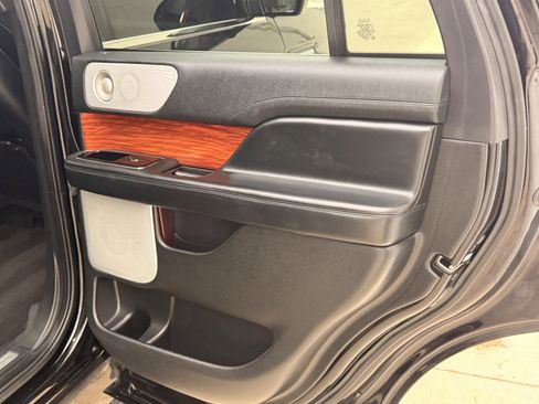 Used 2019 Lincoln Navigator Reserve image 16