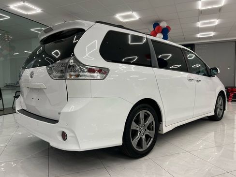 Used 2019 Toyota Sienna SE Premium w/ Carpet Mat Package image 12