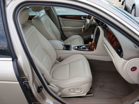Used 2004 Jaguar XJ8 image 16
