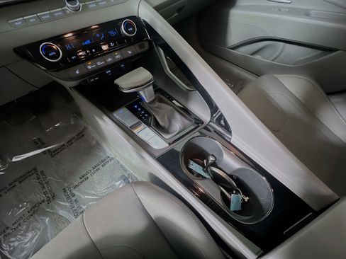 Used 2025 Hyundai Elantra SEL image 25