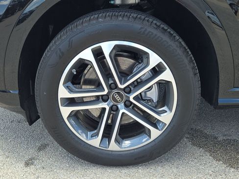 Used 2025 Audi Q5 Premium w/ Convenience Package image 11