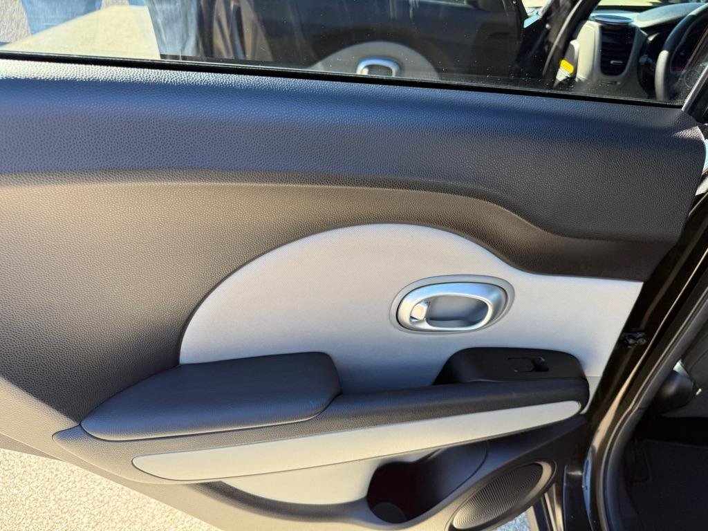 Used 2016 Kia Soul + FWD image 12