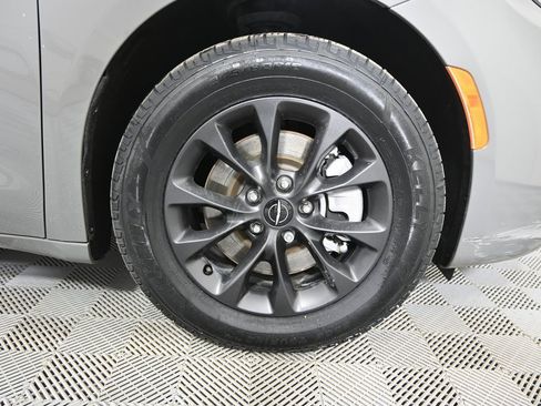 Used 2022 Chrysler Pacifica Touring-L w/ S Appearance Package image 11