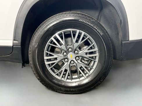 Used 2025 Chevrolet Traverse LT image 32