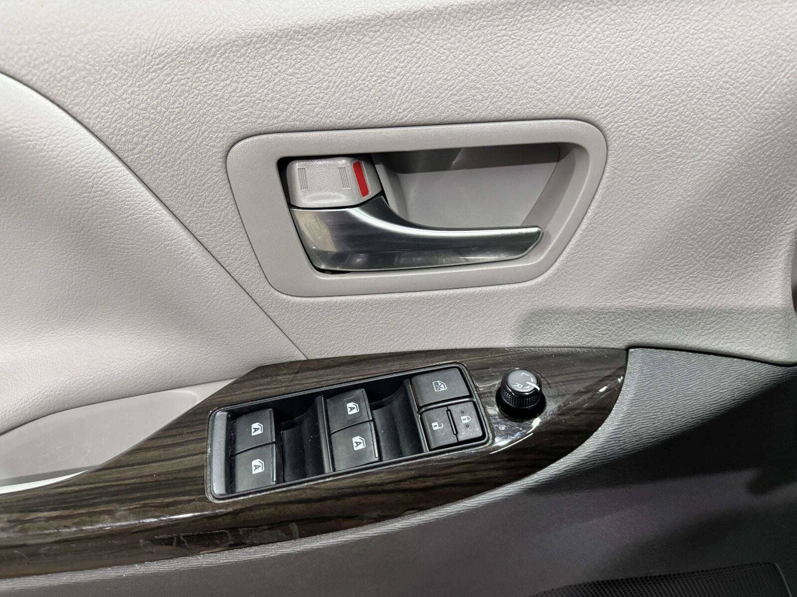 Used 2020 Toyota Sienna XLE Premium FWD image 23