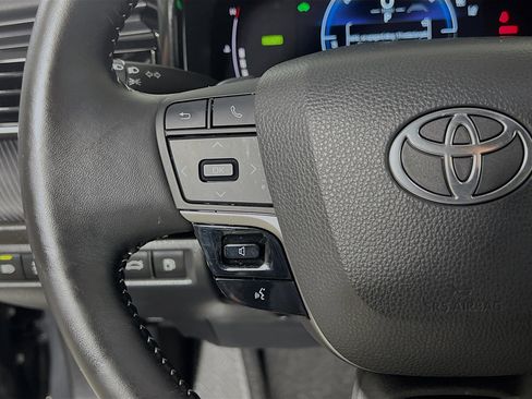 Used 2025 Toyota Camry SE w/ Multimedia Upgrade Package image 19