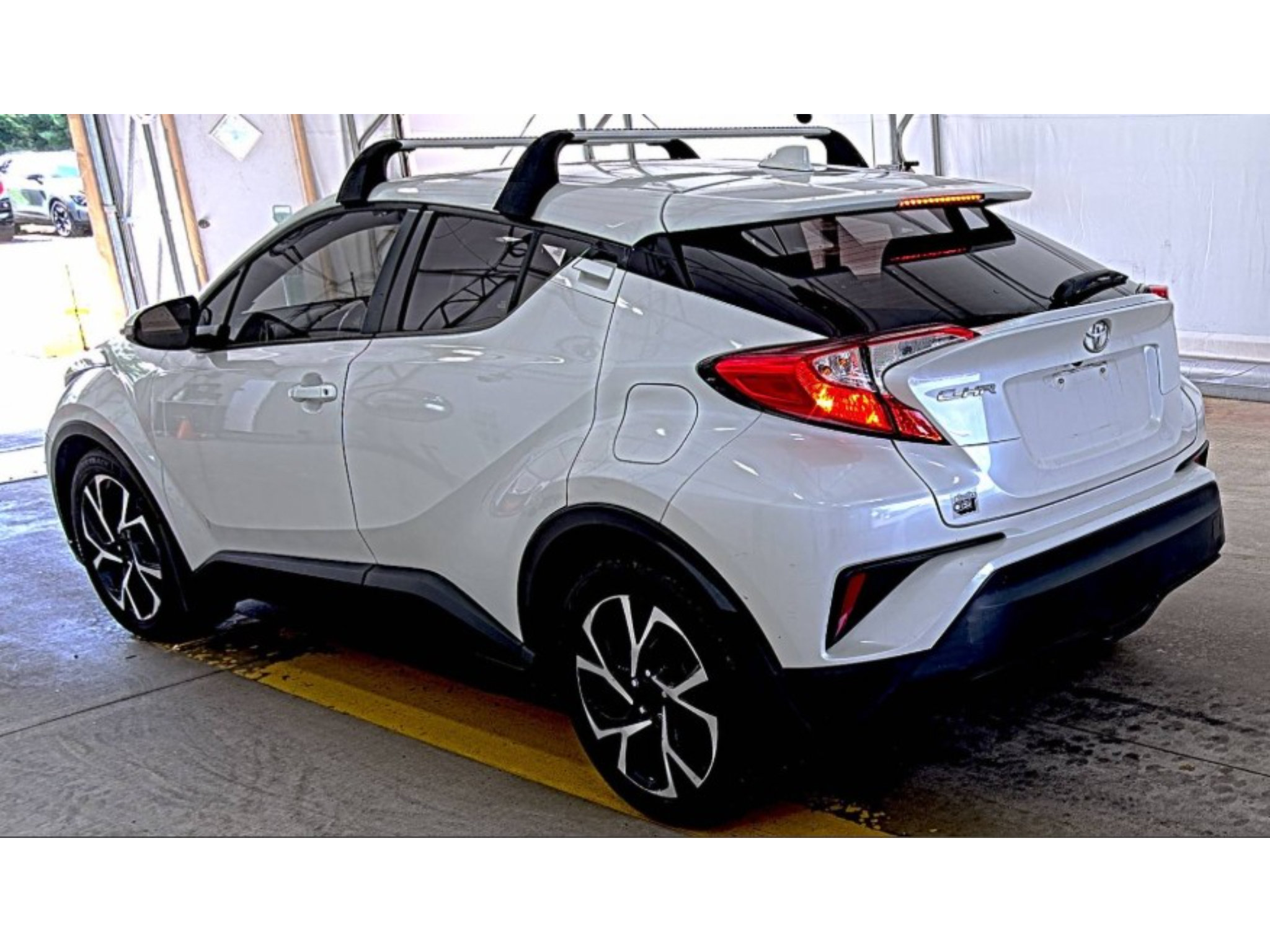 Used 2019 Toyota C-HR XLE FWD image 3