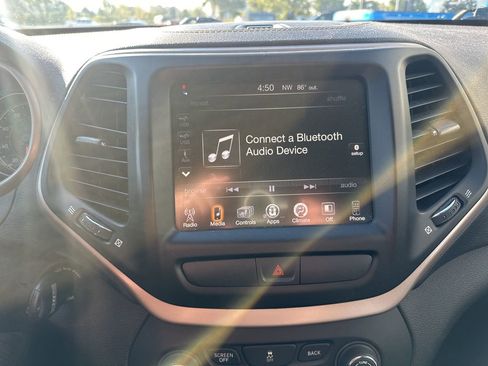 Used 2017 Jeep Cherokee Latitude w/ Cold Weather Group image 19