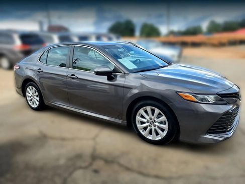 Used 2019 Toyota Camry LE FWD image 15