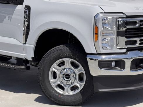 Used 2025 Ford F350 XLT w/ FX4 Off-Road Package AWD/4WD image 4