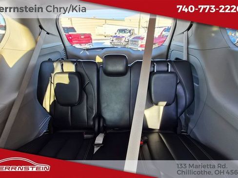 Used 2023 Chrysler Pacifica Touring-L image 27