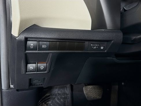 Certified 2024 Toyota Sienna XLE FWD image 11