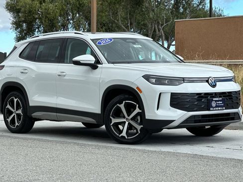 Certified 2026 Volkswagen Tiguan SE w/ Panoramic Sunroof Package FWD image 2