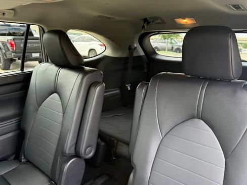 Used 2025 Toyota Highlander XLE FWD image 22