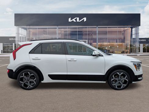 Certified 2023 Kia Niro EX Touring FWD image 3