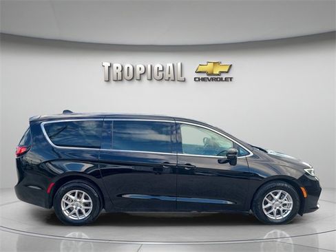 Used 2024 Chrysler Pacifica Touring-L image 6