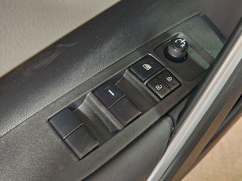 Used 2023 Toyota Corolla Cross LE image 44