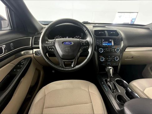 Used 2018 Ford Explorer XLT image 6