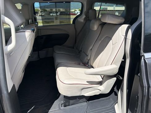 Used 2017 Chrysler Pacifica Limited FWD image 8