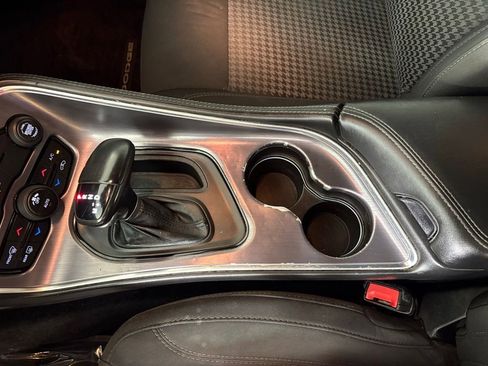 Used 2016 Dodge Challenger SXT image 31