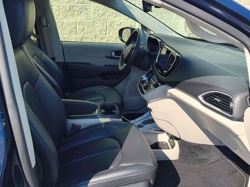 Used 2024 Chrysler Pacifica Touring-L FWD image 17