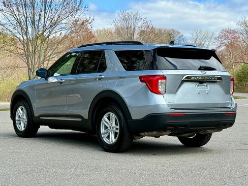 Used 2022 Ford Explorer XLT AWD/4WD image 2