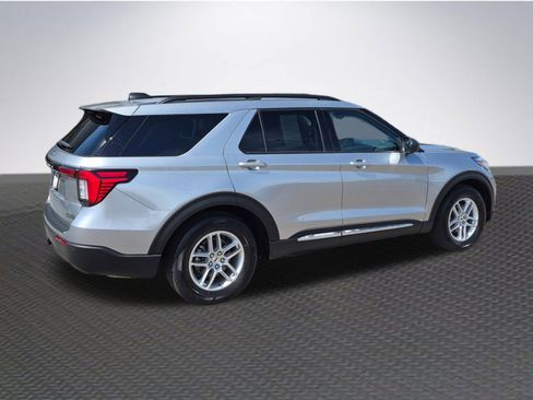 Used 2025 Ford Explorer Active image 2