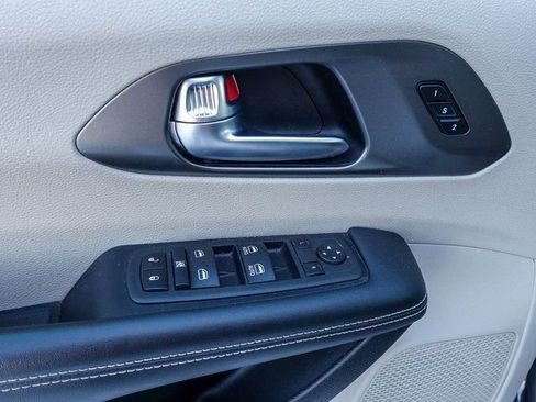 Used 2023 Chrysler Pacifica Touring-L image 29