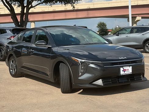 Used 2025 Kia K4 FWD image 2