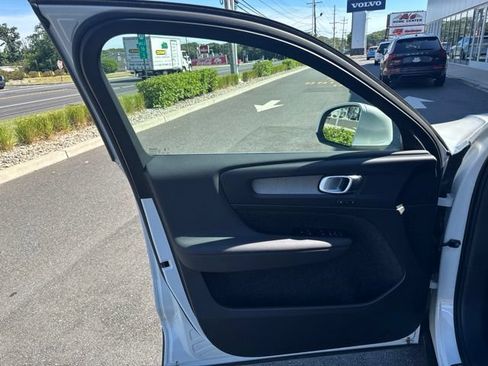 Certified 2025 Volvo XC40 B5 Plus AWD/4WD image 19