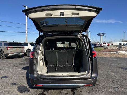 Used 2022 Chrysler Pacifica Touring-L image 9