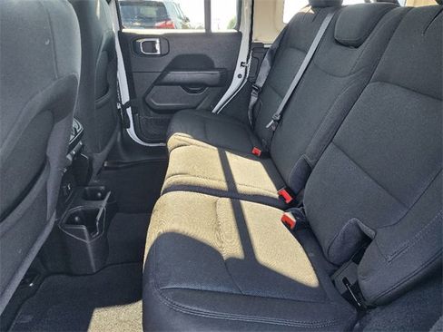 Used 2022 Jeep Wrangler Unlimited Sahara image 17