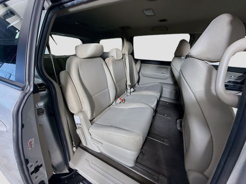 Used 2019 Kia Sedona LX image 25