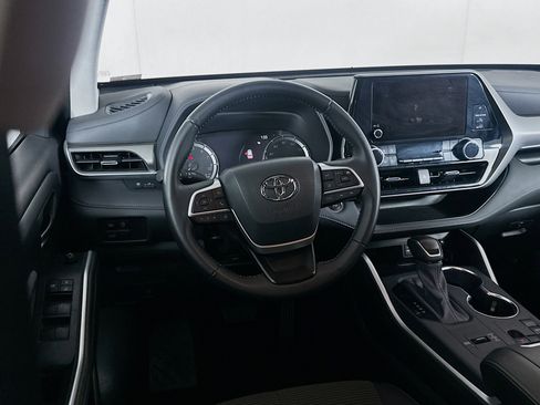 Used 2025 Toyota Highlander LE image 18