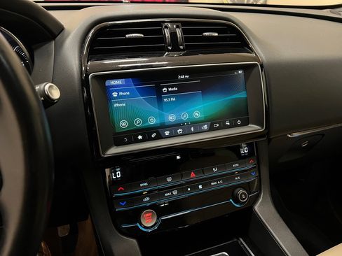 Used 2020 Jaguar F-PACE Premium image 22