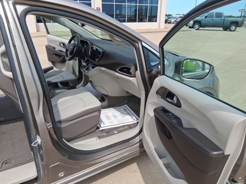 Used 2017 Chrysler Pacifica Touring-L FWD image 20
