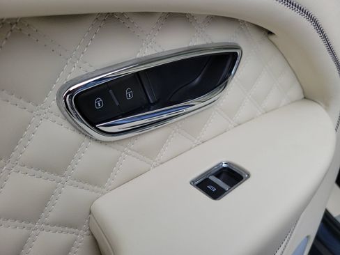 Certified 2022 Bentley Bentayga AWD/4WD image 16