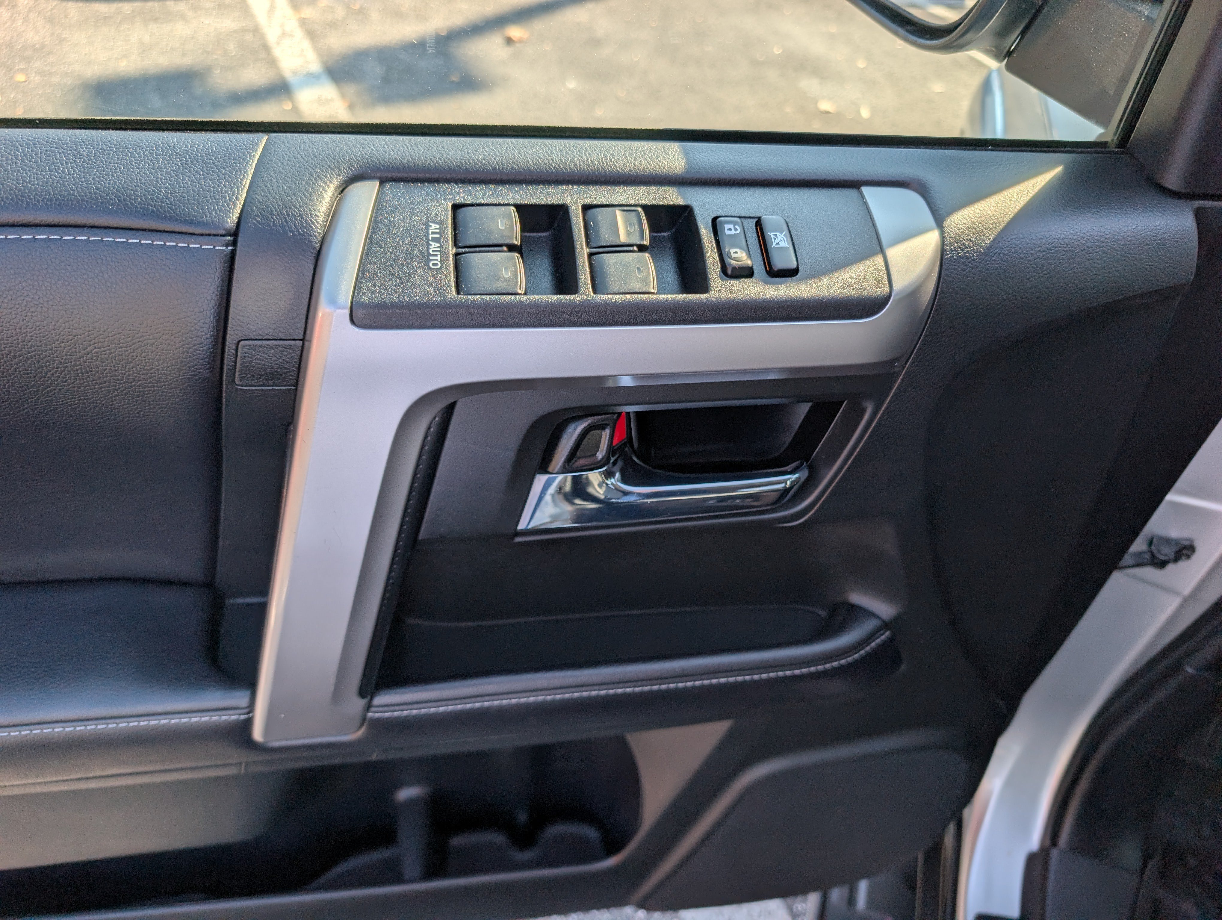 Used 2018 Toyota 4Runner SR5 AWD/4WD image 19