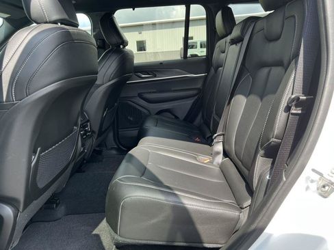 Used 2025 Jeep Grand Cherokee Limited w/ Luxury Tech Group II AWD/4WD image 5