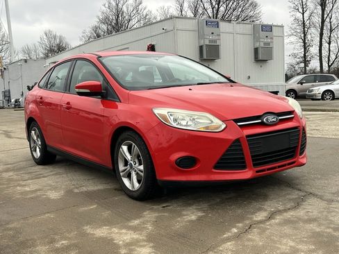 Used 2013 Ford Focus SE w/ SE Winter Pkg image 4
