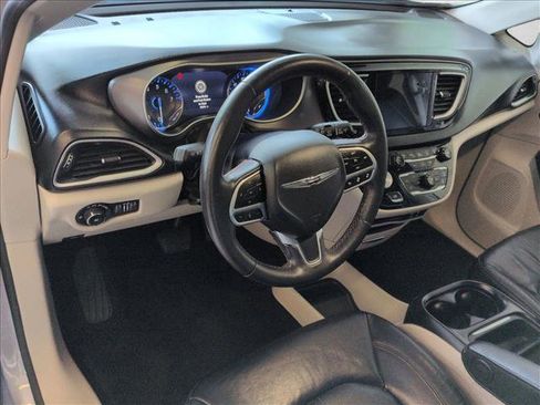 Used 2020 Chrysler Pacifica Touring-L w/ Advanced Safetytec Group image 10