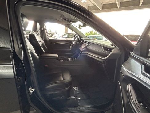 Used 2023 Jeep Grand Cherokee Limited image 29