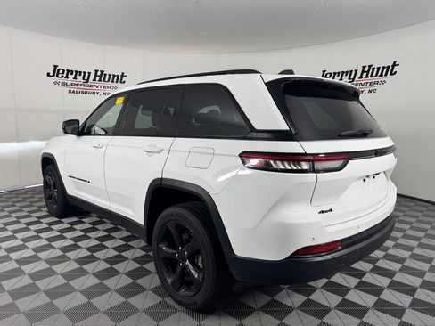 Used 2023 Jeep Grand Cherokee Altitude AWD/4WD image 9