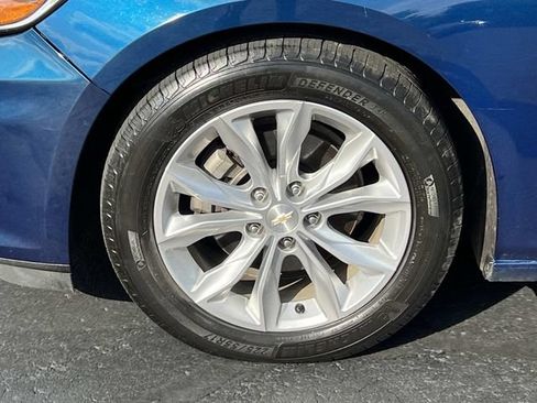 Used 2019 Chevrolet Malibu LT w/ Leather Package FWD image 8