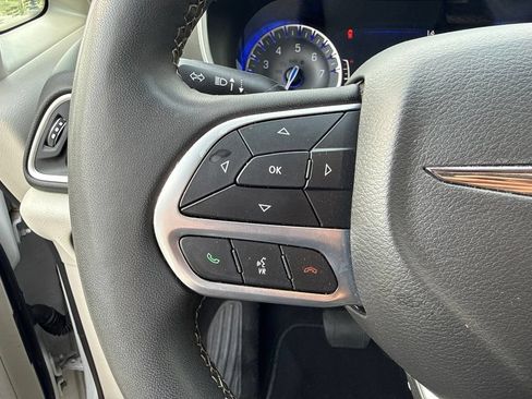 Used 2024 Chrysler Pacifica Touring-L FWD image 20