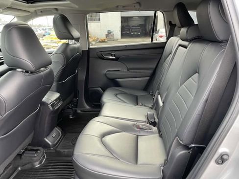 Used 2023 Toyota Highlander XLE image 11