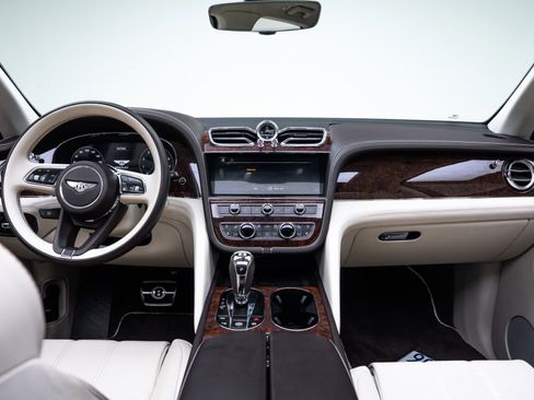Used 2021 Bentley Bentayga image 2
